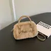 Bolso de mano para mujer estilo commuter, minimalista y sutilmente lujoso para el otoño de 2026, con un diseño afelpado, versátil para llevar al hombro o cruzado.