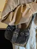 Bolsa de ombro estilo jeans retrô americano, perfeita para o dia a dia, com um design estiloso e único apresentando enfeites de fivela de metal, uma bolsa de ombro para mulheres