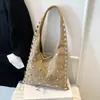 Bolsas Transfronteiriças para Mulheres, Nova Bolsa Saco Estilo Punk com Rebites Embutidos, Bolsa de Ombro de Braço Feminina Estilo Europeu e Americano