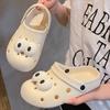 2024 Nuevos Zapatos de Agujeros Sandalias de Verano para Mujer Playa Ciber Celebridad Dibujos Animados Medias Pantuflas para Hombre Exterior Baotou Suela Suave