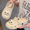 2026 Novos Sapatos com Furos Femininos Sandálias de Verão com Bico Fechado Meio Chinelos Femininos para Exterior Solado Macio Praia Desenho Animado Celebridade da Internet