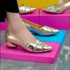 2025 Novos Sapatos de Couro Macio de Camada Única para Primavera e Verão Femininos Salto Grosso Salto Médio Sapatos Femininos de Couro Envernizado Bico Fino Salto Baixo Sapatos de Couro Brilhante