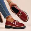 Otoño 2025 Nuevo Tacón Grueso Suela Gruesa Punta Redonda Moda Más Fácil de Combinar Hebilla Metálica Mocasines sin Cordones Zapatos Pequeños de Cuero Venta al por Mayor