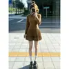 Suave y elegante, un suéter de punto muy bonito con un diseño único, un bonito top y una falda plisada, conjunto de dos piezas muy moderno