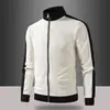 Chaqueta de retazos de bloques de color para hombre con capucha, adecuada para primavera y otoño, una prenda exterior versátil y casual para exteriores para hombres jóvenes, moderna y personalizable con diseños estampados