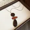 Collar con cordón de cuero, colgante redondo de madera y acrílico para mujer, lujo ligero, alta gama, cadena para suéter, moderno, versátil y fácil de combinar.