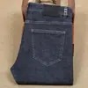 Outono Novo jeans masculino de algodão e viscose stretch, corte reto slim fit, espessura regular, cor azul escuro, para negócios.