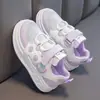 Sapatos infantis de couro com painéis, tênis novos para meninos, sapatos casuais de sola macia para meninas, sapatos brancos com malha respirável