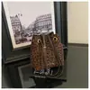Bolsa de mão transfronteiriça de comércio exterior da moda para mulheres, nova bolsa de balde retrô de tecido escovado para o dia a dia, bolsa de ombro e transversal estilosa
