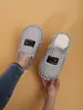 Nuevas zapatillas de felpa de algodón silenciosas para mujer para el hogar, transfronterizas, para otoño e invierno, zapatillas cálidas posparto, ajuste holgado, disponibles para dropshipping de pedidos pequeños