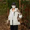 Ropa de asalto para exteriores para parejas de hombres y mujeres costura impermeable a prueba de viento desmontable primavera y otoño fina para senderismo camping venta al por mayor compra en grupo