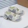 Tenis Cerrados para Niños 2026 Verano Nuevo Estilo Malla Transpirable para Niñas Zapatos Casuales de Moda Versátiles Zapatos de Playa Modernos
