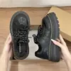 Sapatos loafer de sola grossa para outono 2026, novos sapatos versáteis super populares da moda feminina, sapatos de couro pequenos estilo britânico para mulheres