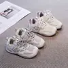 Zapatillas para niñas 2026 primavera y otoño nuevo estilo infantiles de moda versátiles tipo papá zapatos casuales para niños zapatillas de correr para niños