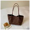 Bolsa Tote de Ombro Único/Axila Feminina 2026 Estilo Preguiçoso Europeu e Americano Grande Capacidade Veludo Pelúcia Mãe-Filho Sensação Solta Retrô