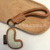 Venta al por mayor transfronteriza de llaveros japoneses y coreanos con letras en inglés, dijes para bolso de cuero dopamina, pequeños accesorios y regalos