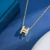 Collar Letra H, Finamente Elaborado, Colgante Estilo Minimalista de Lujo Ligero, Diseño Único de Nicho, Conjunto Moderno de Acero de Titanio al por Mayor