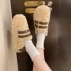 Sapatos de Algodão de Inverno Novo Estilo com Lã Adicionada para Aquecimento, Sapatos Peludos para Mulheres, Fivela de Couro, Sola Grossa de Pelúcia, Uso Dupla Face, Sapatos de Algodão com Cobertura de Salto
