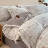 Conjunto de quatro peças em veludo de leite grau A com bordados florais, alta densidade, espesso e quente, adequado para uso no inverno, feito de flanela francesa e fleece de coral, um conjunto de três peças para dormitórios