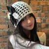 Gorro de Punto Hueco Estilo Retro Japonés Primavera y Otoño Estilo Coreano Versátil Adelgazante para la Cara Gorro Frío para Fotos Tendencia