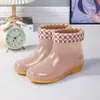 Zapatos de agua engrosados, botas de lluvia, botas cortas para mujer, forradas de felpa, impermeables, antideslizantes, botas de lluvia de invierno, zapatos de goma cálidos para cocina