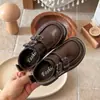 Mocassins versáteis estilo retrô britânico para meninas, nova coleção primavera/outono 2026, sapatos casuais de couro com sola macia e sola grossa, sapatilhas da moda