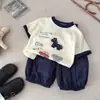 Conjunto de Verão para Meninos 2026 Novo Estilo Roupas Infantis Bebê Estilo Coreano Camisa Polo Listrada Shorts Casuais de Manga Curta Conjunto de Duas Peças