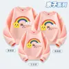 Roupas de Família Arco-Íris Outono e Inverno Novo Estilo Roupas de Família Moletom Forrado com Lã Quente Roupas para Eventos Tendência Estudantil para uma Família de Três ou Quatro