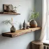Prateleira de Armazenamento de Madeira Maciça Nanmu com Design de Placa Inteira Irregular para Armazenamento Criativo Suspenso na Parede de Fundo da Sala de Estar