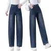 Jeans de corte justo com perna curva para mulheres, um novo estilo popular para a primavera e o outono de 2026, apresentando uma cor azul retrô, cintura alta e design de perna larga.