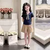 Shorts deportivos casuales estilo coreano para niñas 2026, diseño delgado único, elegante conjunto de dos piezas con cuello azul marino de manga corta para niños mayores