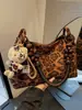 La popular bolsa de gran capacidad con estampado de leopardo para mujer de este año es el nuevo estilo de moda 2026, un bolso de hombro tipo tote elegante y de buen aspecto para el día a día.