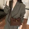 Bolso de ante vintage para debajo del brazo para mujer, nuevo modelo de otoño 2026, bolso de cubo de lujo ligero de nicho de alta gama para hombro y cruzado