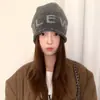 Gorro de Moda Coreana con Letras y Borde Enrollado para Mujer, Cálido y Holgado para Otoño e Invierno, Sombrero Versátil Frío Estilo Street Americano
