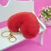 Venta caliente llavero de felpa de amor llavero de bola de pelo de corazón de melocotón colgante accesorios para equipaje de dama coche al por mayor
