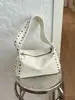 Colección nueva 2025: Bolsas de axila de moda y minimalistas para el verano, con un diseño elegante y sofisticado con detalles de remaches y una forma acolchada, perfectas para un look cool y chic