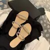 Zapatillas de Moda con Pedrería Wind para Mujer Suela Plana 2023 Vacaciones al Aire Libre Sandalias Romanas de una Correa Celebridad de Internet para Mujer Nuevo Verano