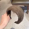 Faixa de cabeça de lã de aba larga para outono e inverno para mulheres, faixa de cabeça com alta pressão na coroa, série de cores Maillard, estilo suave, acessório de cabelo antiderrapante