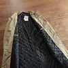 À prova de vento e à prova d'água, com preço de 89 euros. Este casaco de inverno acolchoado e quente para homens é um trench coat de comprimento médio, perfeito para usar ao ar livre na Europa e nos EUA.