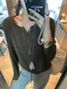 Moqie Versátil Cotidiano Sentido de Diseño Coreano Cuello en V Casual Versátil Camiseta de Manga Larga Capa Base MQ2022