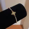Pulsera de flor de la suerte de circón súper brillante europea y americana, nicho de lujo ligero de alta gama, accesorio de mano versátil y elegante para mujer
