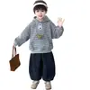 Conjunto de Moletom com Capuz Listrado de Inverno para Meninos 2026 Novo Estilo de Inverno Streetwear Descolado Forrado com Fleece Espessado Conjunto de Duas Peças Tendência