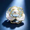 Broche Flor de Camélia com Estilo Levemente Vintage, Alfinete de Luxo de Alta Qualidade, Acessório Elegante para Prender Roupas e Ternos, Corsage de Pérola, em Estoque