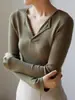 Elegante capa base de manga larga con cuello en V, suéter ajustado para primavera y otoño, top de punto para mujer, versátil con mangas ligeramente acampanadas, disponible en tallas grandes