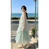 Um doce vestido de verão sem mangas com gola halter de menta e pêssego para mulheres, vestido longo justo de temperamento de verão