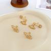 Aretes Retro Europeos y Americanos de Diseño Nicho Occidental de la Reina Madre Moda de Alta Gama Exagerados Elegantes Simples Aretes de Pin de Plata para Mujer