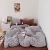 Nuevo Juego de Ropa de Cama de Cuatro Piezas Espesado Vellón de Leche Alto Gramaje Sábana con Rayas Simples Funda Nórdica Cálido de Invierno Juego de Tres Piezas