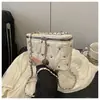 Nova Bolsa Transversal de Ombro Único Feminina Estilosa de Verão com um Design de Moda Tendência de Nicho Chique e Simples Bolsa Quadrada Pequena