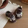 Tênis fofos estilo alemão para meninas, nova coleção outono 2026, sapatos casuais versáteis, tênis confortáveis de sola macia com detalhes de laço e cadarço