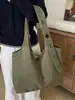 Bolso de nailon de color sólido, retro, casual, versátil, resistente al agua para el invierno de 2026, nuevo estilo para el día a día con un toque de alta gama, bandolera